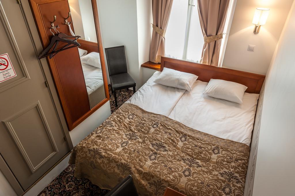 Three Crowns Residents Hotell Tallinn Exteriör bild